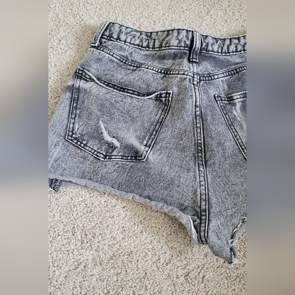 Wild Fable Distressed Shorts Size 10 - Picture 8 of 16